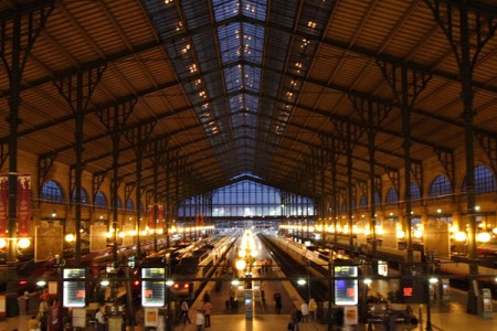 Gare du Nord - Le check-in de l'Eurostar se fait à l'étage, c'est une enclave vitrée en plein milieu de la gare...