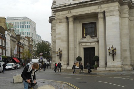 Freemasons'Hall - L'entrée est immanquable juste en face deux magasins de Regalia