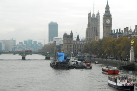 Traverser la tamise par le pont Waterloo. Du pont on aperçoit le London Eye, Big Ben et les toits du Palace of Westminster
